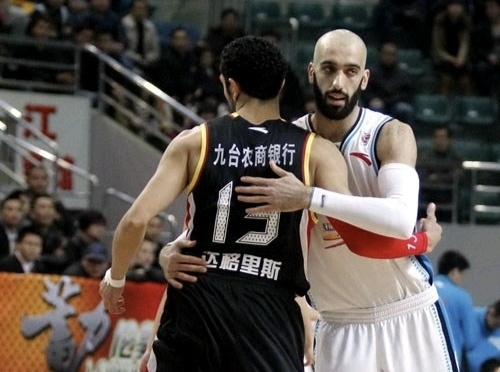 斯和道格拉, 扛着炸药包, 在CBA球