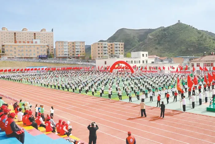 绳化作一道, 成员挥舞国